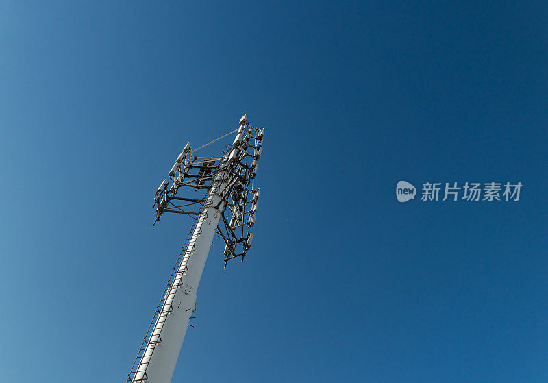 手机通信无线电天线，3G, 4G, 5G, 6G。夏日蓝天上的天线。蜂窝GSM发射塔。电信基站网络。
